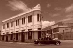 La farmacia de los hermanos Solera. COSTA RICA 300D MERCEDES W123 LIMO TOURS.